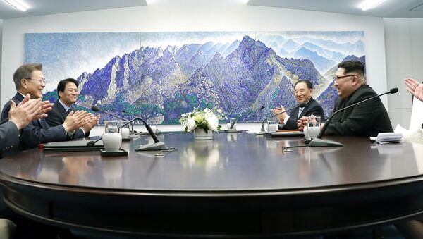 الزعيم الكوري الشمالي كيم جونغ أون وزعيم كوريا الجنوبية مون تشي إين، زيارة الزعيم الكوري الشمالي إلى كوريا الجنوبية، 27 أبريل/ نيسان 2018 - سبوتنيك عربي