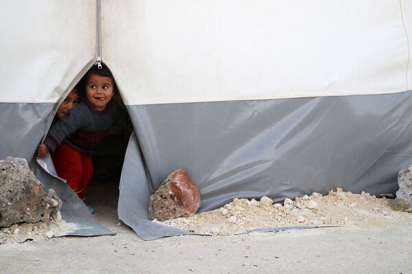أطفال سوريون من الغوطة الشرقية  في مخيم باب الهوى للنازحين في محافظة إدلب، سوريا 22 أبريل/ نيسان 2018 - سبوتنيك عربي
