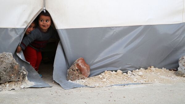أطفال سوريون من الغوطة الشرقية  في مخيم باب الهوى للنازحين في محافظة إدلب، سوريا 22 أبريل/ نيسان 2018 - سبوتنيك عربي
