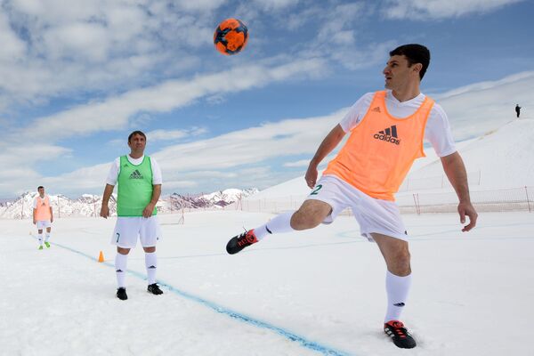 لاعبو كرة القدم في الملعب المرتجل في المنطقة الطبيعية سيرك - 2 في المنتجع الجبلي غوركي غورود - سبوتنيك عربي