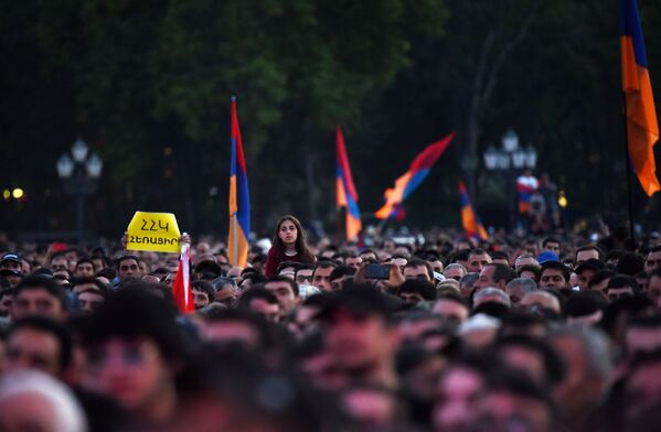 مظاهرة احتجاجا على تعيين سركسيان رئيسا للوزراء في يريفان، أرمينيا 23 أبريل/ نيسان 2018 - سبوتنيك عربي