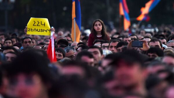 مظاهرة احتجاجا على تعيين سركسيان رئيسا للوزراء في يريفان، أرمينيا 23 أبريل/ نيسان 2018 - سبوتنيك عربي