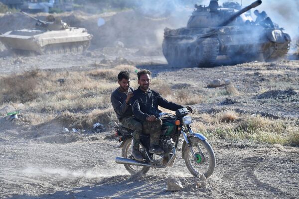 جنود يركبون دراجة نارية في مخيم يرموك للاجئين جنوب دمشق، سوريا - سبوتنيك عربي