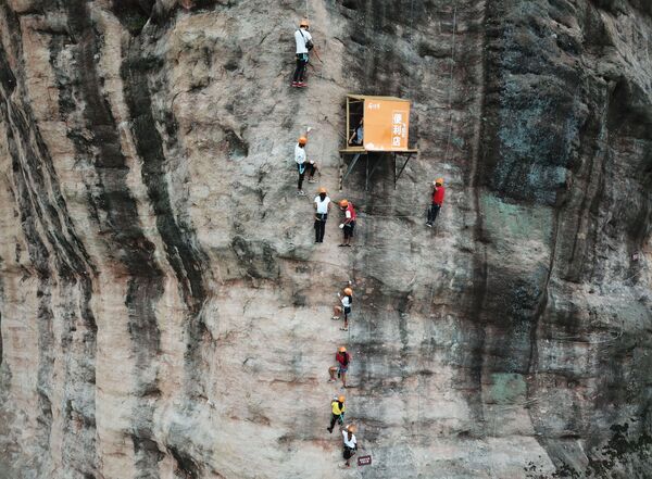 تسلق المنحدرات الصخرية في مقاطعة خونان، الصين 25 أبريل/ نيسان 2018 - سبوتنيك عربي