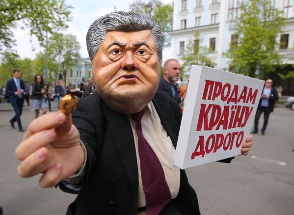 مشاركون في فعالية احتجاجية ضد الرئيس الفعلي بيترو بوروشينكو في كييف، أوكرانيا - سبوتنيك عربي