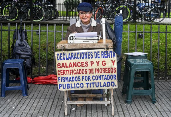 كانديلاريا بينيا (63 عاما) - تعمل ككاتب شارع على مكتبها أمام مكتب الضرائب في بوغوتا، كولومبيا 9 أبريل/ نيسان 2018 - سبوتنيك عربي