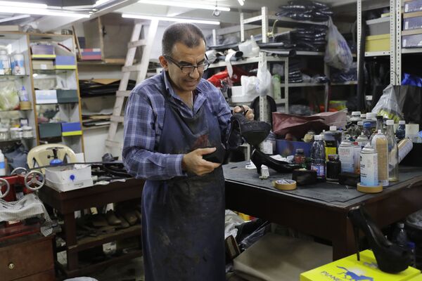 جو عودي (55 عاما) - صانع ومصلح الأحذية في ورشة عمله في مدينة جونيه، لبنان 20 أبريل/ نيسان 2018 - سبوتنيك عربي