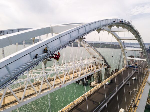 بقي شهر على افتتاح جسر القرم، مضيق كيرتش، روسيا - سبوتنيك عربي