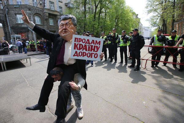 مشاركون في فعالية احتجاجية ضد الرئيس الفعلي بيترو بوروشينكو في كييف، أوكرانيا - سبوتنيك عربي