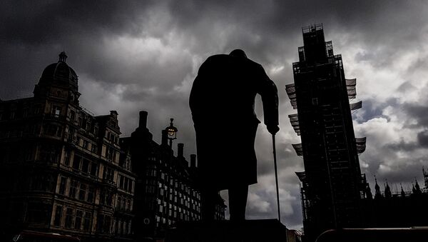  نصب تذكاري لرئيس الوزراء البريطاني الأسبق ونستون تشرشل على ساحة البرلمان على خلفية برج بيغ بين في لندن، إنجلترا - سبوتنيك عربي