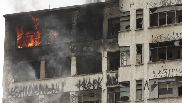 حريق في مبنى سان باولو، البازيل 1 مايو/ أيار 2018 - سبوتنيك عربي