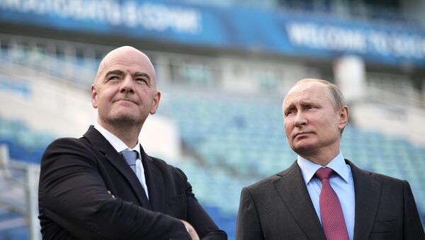 الرئيس الروسي فلاديمير بوتين وجياني إنفانتينو رئيس الاتحاد الدولي لكرة القدم (فيفا)  - سبوتنيك عربي