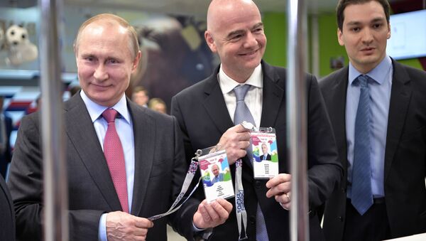 الرئيس الروسي فلاديمير بوتين وجياني إنفانتينو رئيس الاتحاد الدولي لكرة القدم (فيفا) يحصلنان على بطاقة المشجع في مدينة سوتشي، روسيا 3 مايو/ أيار 2018 - سبوتنيك عربي
