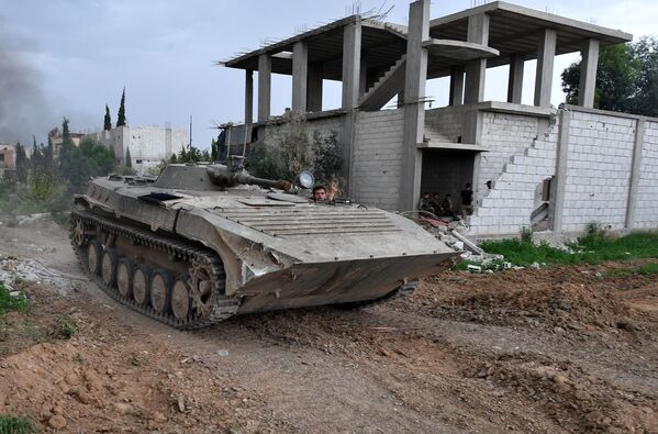 المعدات العسكرية على خط التماس للجيش العربي السوري مع تنظيم داعش (منظمة إرهابية محظورة في روسيا) بالقرب من مخيم اليرموك للاجئين الفلسطينيين في الضاحية الجنوبية لدمشق - سبوتنيك عربي