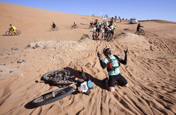 رد فعل أحد المنافسين بعد عبور الكثبان الرملية خلال المرحلةالرابعة4 من النسخة الـ 13 من سباق الدراجات الجبلية Titan Desert 2018 بين بومالن دادس ومرزوغا في المغرب في 2 مايو/ أيار - سبوتنيك عربي