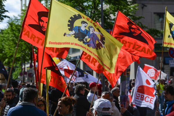المشاركون في مظاهرة يوم عيد العمال (1 مايو) في برلين، ألمانيا - سبوتنيك عربي
