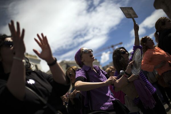 نساء يرفعن شعارات خلال احتجاجات ضد خمسة رجال متهمين باغتصاب جماعي وإدانتهم بجناية أقل من الاعتداء الجنسي في مدريد، إسبانيا 2 مايو/ أيار 2018 - سبوتنيك عربي