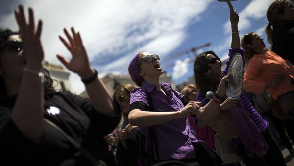 نساء يرفعن شعارات خلال احتجاجات ضد خمسة رجال متهمون بالاغتصاب الجماعي وإدانتهم بجناية أقل من الاعتداء الجنسي في مدريد، إسبانيا 2 مايو/ أيار 2018 - سبوتنيك عربي