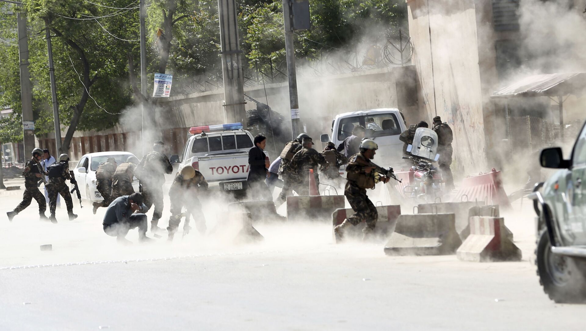 قوات الأمن تركض بعيدا من موقع عملية انتحارية في كابول، أفغانستان 30 أبريل/ نيسان 2018 - سبوتنيك عربي, 1920, 15.07.2021