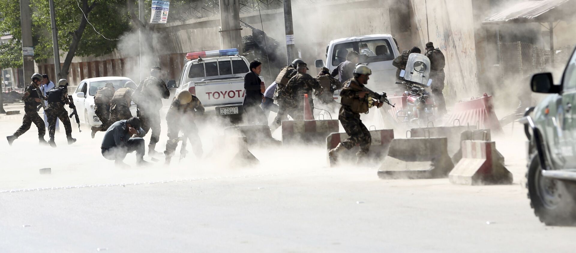 قوات الأمن تركض بعيدا من موقع عملية انتحارية في كابول، أفغانستان 30 أبريل/ نيسان 2018 - سبوتنيك عربي, 1920, 15.07.2021