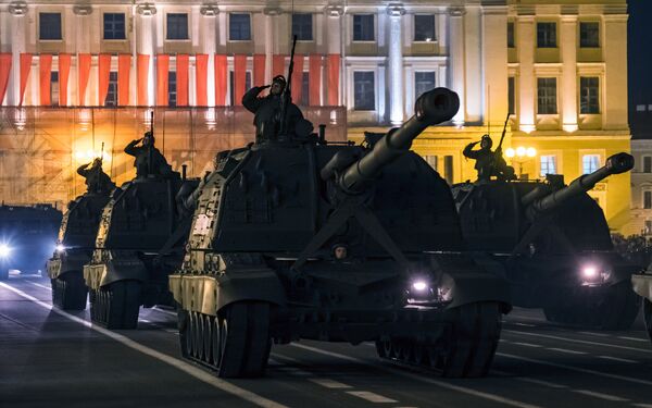 بروفة العرض العسكري على ساحة القصر (دفورتسوفايا بلوشاد) في سان بطرسبورغ بمناسبة عيد النصر على ألمانيا النازية في الحرب الوطنية العظمى (1941-1945) - مستا - إس - سبوتنيك عربي