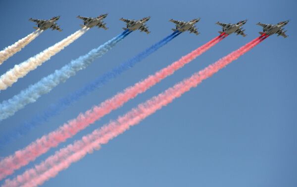 الجزء الجوي من العرض العسكري في موسكو بمناسبة عيد النصر - سو-25 بي إم - سبوتنيك عربي