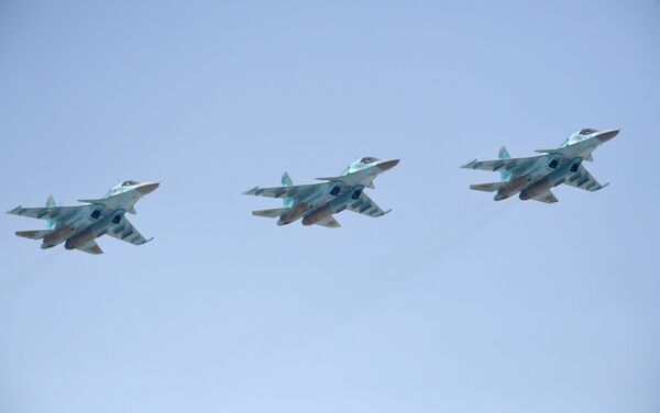 الجزء الجوي من العرض العسكري في موسكو بمناسبة عيد النصر - سو-34 - سبوتنيك عربي