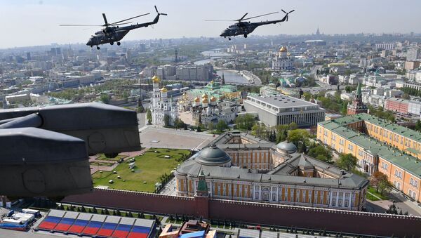 الجزء الجوي من العرض العسكري في موسكو بمناسبة عيد النصر - مي-8 - سبوتنيك عربي