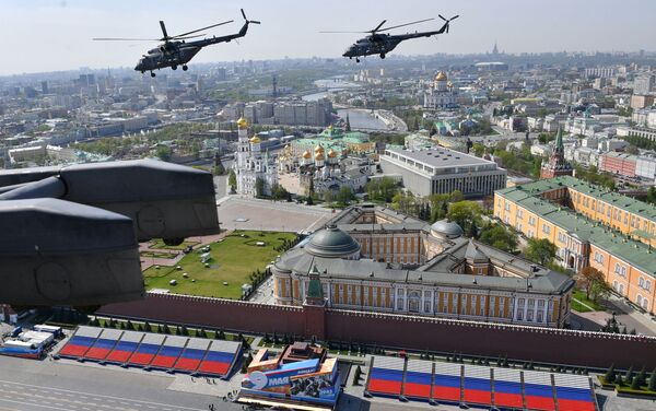 الجزء الجوي من العرض العسكري في موسكو بمناسبة عيد النصر - مي-8 - سبوتنيك عربي