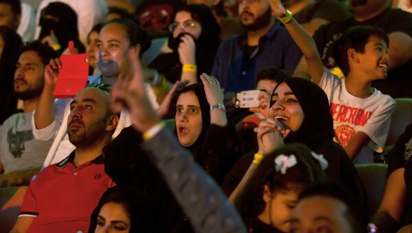 نساء سعوديات مشجعات في مهرجان أعظم رويال رامبل الذي أقيم في المملكة العربية السعودية، 27 نيسان/أبريل 2018 - سبوتنيك عربي