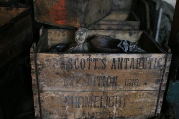 في الصورة: صندوق في كوخ سكوت مع مخزون لمصابيح الزيت. - سبوتنيك عربي