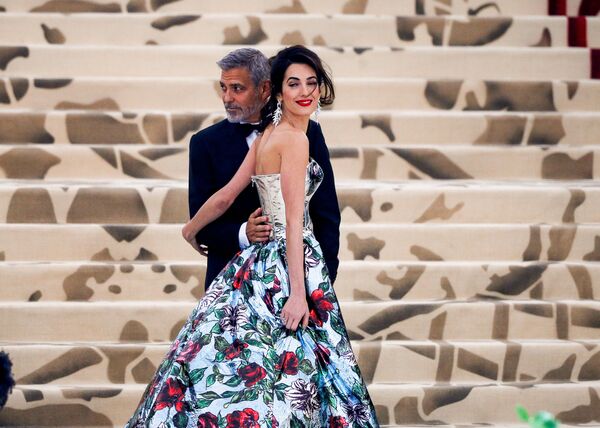 الممثل جورج كلوني وزوجته أمل كلوني في حفل 2018 Met Gala في نيويورك، 7 مايو/ أيار 2018 - سبوتنيك عربي