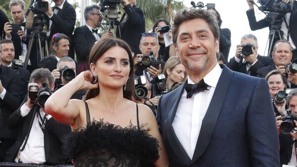 الممثلة الإسبانية بينيلوبي كروز وزوجها خافيير بارديم في حفل افتتاح النسخة الـ 71 من مهرجان كان السينمائي الدولي، 8 مايو/أيار 2018 - سبوتنيك عربي