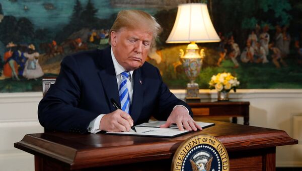 الرئيس الأمريكي دونالد ترامب يوقع إعلانا يعلن فيه عن نيته الانسحاب من الاتفاقية النووية الإيرانية في البيت الأبيض في واشنطن, 8 مايو/أيار 2018 - سبوتنيك عربي