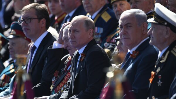 وصول الرئيس الروسي فلاديمير بوتين إلى الساحة الحمراء في موسكو مع رئيس الوزراء الإسرائيلي بنيامين نتنياهو والرئيس الصربي ألكسندر فوتشيش - سبوتنيك عربي