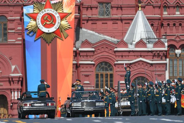 عرض عسكري بمناسبة الذكرى الـ 73 لعيد النصر على قوات ألمانيا النازية  في الحرب الوطنية العظمى (1941 - 1945) في موسكو، 9 مايو/ أيار 2018 - سبوتنيك عربي