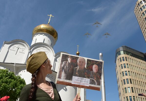 عرض عسكري جوي بمناسبة الذكرى الـ 73 لعيد النصر على قوات ألمانيا النازية  في الحرب الوطنية العظمى (1941 - 1945) في موسكو، 9 مايو/ أيار 2018 - سبوتنيك عربي