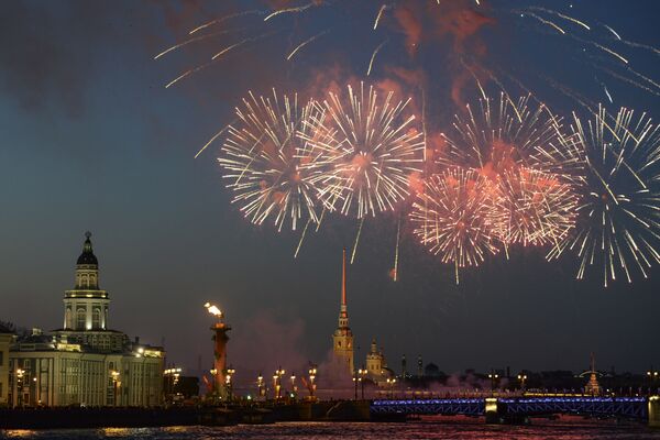 ألعاب نارية بمناسبة الاحتفال بالذكرى الـ 73 لعيد النصر في سان بطرسبورغ - سبوتنيك عربي