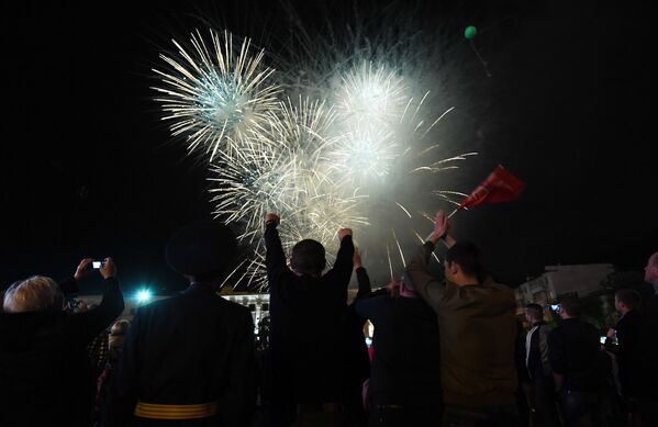 ألعاب نارية بمناسبة الاحتفال بالذكرى الـ 73 لعيد النصر في سيمفيروبل، القرم - سبوتنيك عربي