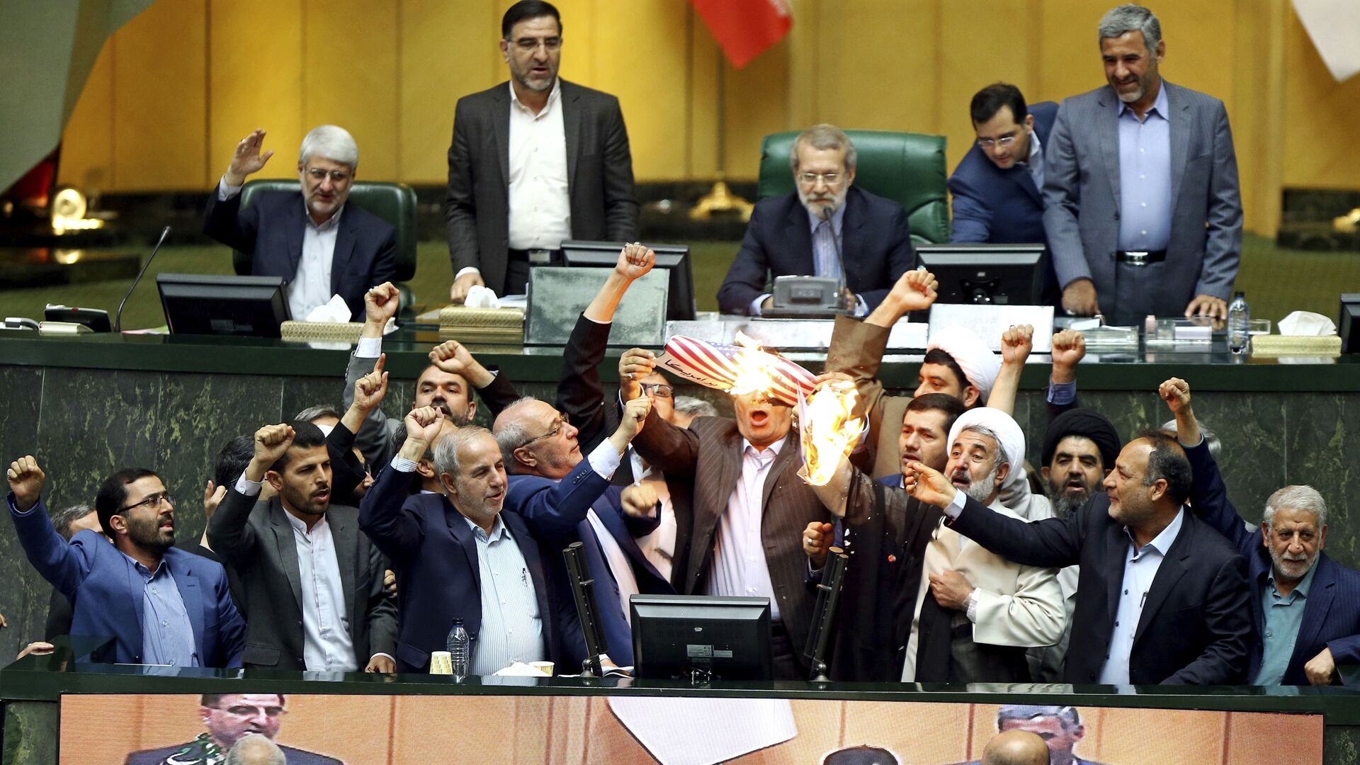البرلمان الإيراني يحرق أوراق عليها علم الولايات المتحدة بعد خروج دونالد ترامب من صفقة الاتفاق النووي مع إيران، 9 مايو/ أيار 2018 - سبوتنيك عربي, 1920, 15.07.2021