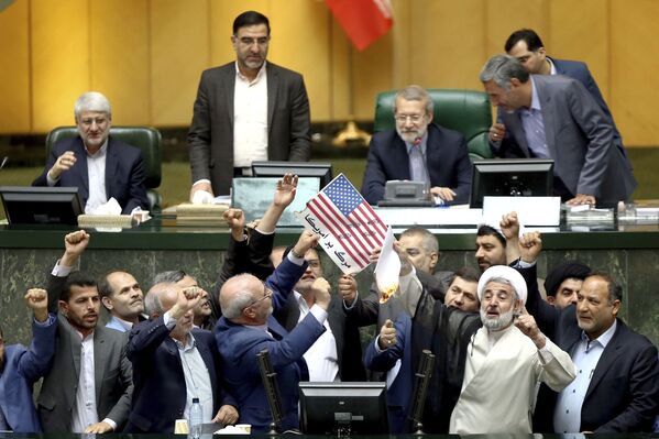 البرلمان الإيراني يحرق أوراق عليها علم الولايات المتحدة بعد خروج دونالد ترامب من صفقة الاتفاق النووي مع إيران، 9 مايو/ أيار 2018 - سبوتنيك عربي