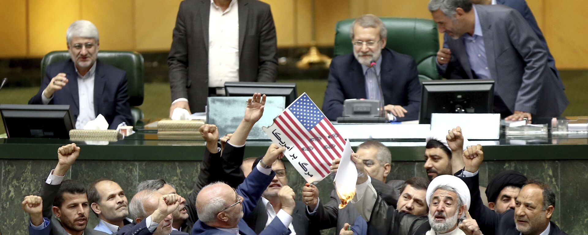  البرلمان الإيراني يحرق أوراق عليها علم الولايات المتحدة بعد خروج دونالد ترامب من صفقة الاتفاق النووي مع إيران، 9 مايو/ أيار 2018 - سبوتنيك عربي, 1920, 05.02.2021