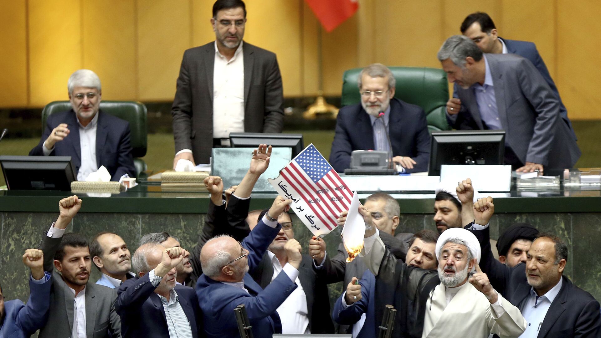  البرلمان الإيراني يحرق أوراق عليها علم الولايات المتحدة بعد خروج دونالد ترامب من صفقة الاتفاق النووي مع إيران، 9 مايو/ أيار 2018 - سبوتنيك عربي, 1920, 05.02.2021