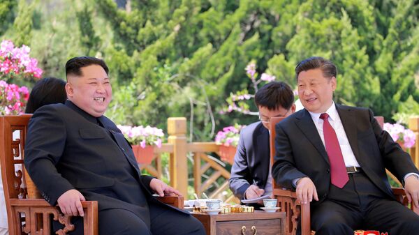 زعيم كوريا الشمالية كيم جونغ أون ورئيس الصين  شي جينبينغ في داليان، الصين 9 مايو/ أيار 2018 - سبوتنيك عربي