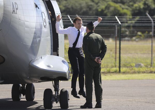 الرئيس الفرنسي إيمانويل ماكرون يقفز من المروحية لدى وصوله كاليدونيا الجديدة، 5 مايو/ أيار 2018 - سبوتنيك عربي