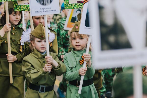 أطفال صغار يشاركون في مسيرة الفوج الخالد في إيفانوفو، روسيا - سبوتنيك عربي