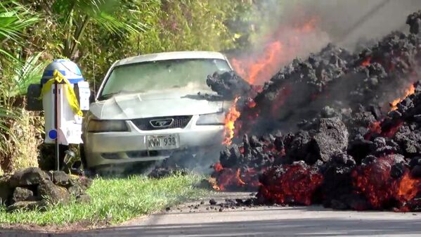 الحمم الملتهبة تلتهم سيارة فورد موستانغ في بونا، هاواي، الولايات المتحدة  6 مايو/ أيار 2018 - سبوتنيك عربي