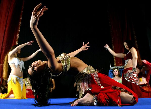 الراقصات في المسابقة الدولية للرقص الشرقي في بلفغراد، صربيا 18 ديسمبر/ كانون الأول 2005 - سبوتنيك عربي