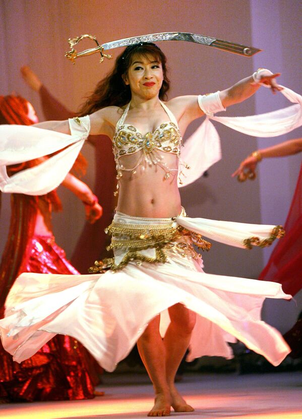 الراقصة اليابانية، كايو أوكي (Kayou Aoki)، في حفل لمؤتمر فيلم ياباني تانكا في طوكيو، اليابان 22 مايو/ أيار 2006 - سبوتنيك عربي