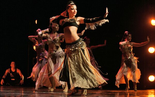 فرقة الرقص الشرقي التركية Fire of Anatolia (نار الأناضول) خلا ل عرض فني في رام الله، الضفة الغربية 8 يوليو/ تموز 2008 - سبوتنيك عربي